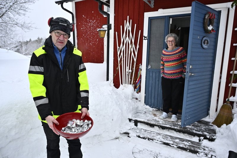Börje Löfgren och Margareta Engström i Råhällan mellan Gävle och Ockelbo var strömlösa i tio dagar efter stormen Johannes. I skålen en del av alla de värmeljus som gått åt.