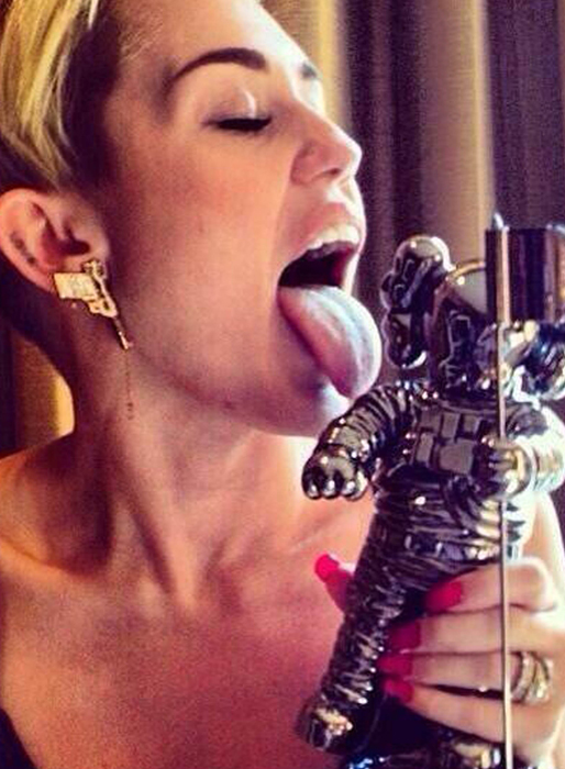 Miley lipar. Miley lipar.