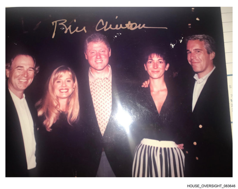 USA:s tidigare president Bill Clinton förekommer på flera bilder och hade en omvittnad relation till Epstein och Ghislaine Maxwell. Bilden kommer från Epsteins dödsbo och har distribuerats från de utredande demokratpolitikerna i USA:s representanthus.