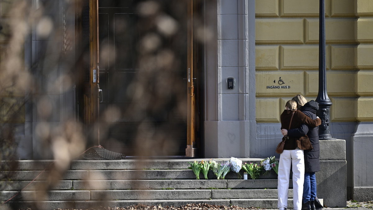 Blommor utanför Malmö Latinskola dagen efter dådet, där två kvinnor dödades.