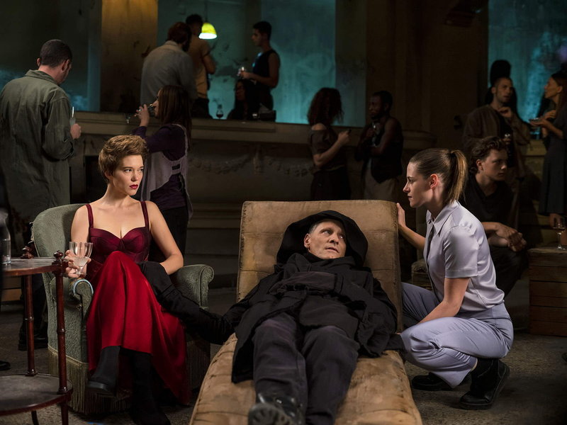 Léa Seydoux, Viggo Mortensen och Kristen Stewart i 'Crimes of the future': psyko-sex-science-fiction från David Cronenberg. Pressbild.