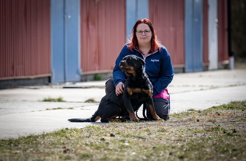 Maria Björn med rottweilern Plusha.