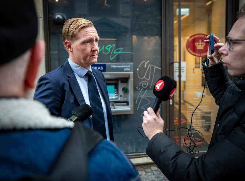  Den svenske 18-åringens försvarsadvokat Jakob Buch-Jepsen på väg in i Köpenhamns tingsrätt (byret). Arkivbild. 