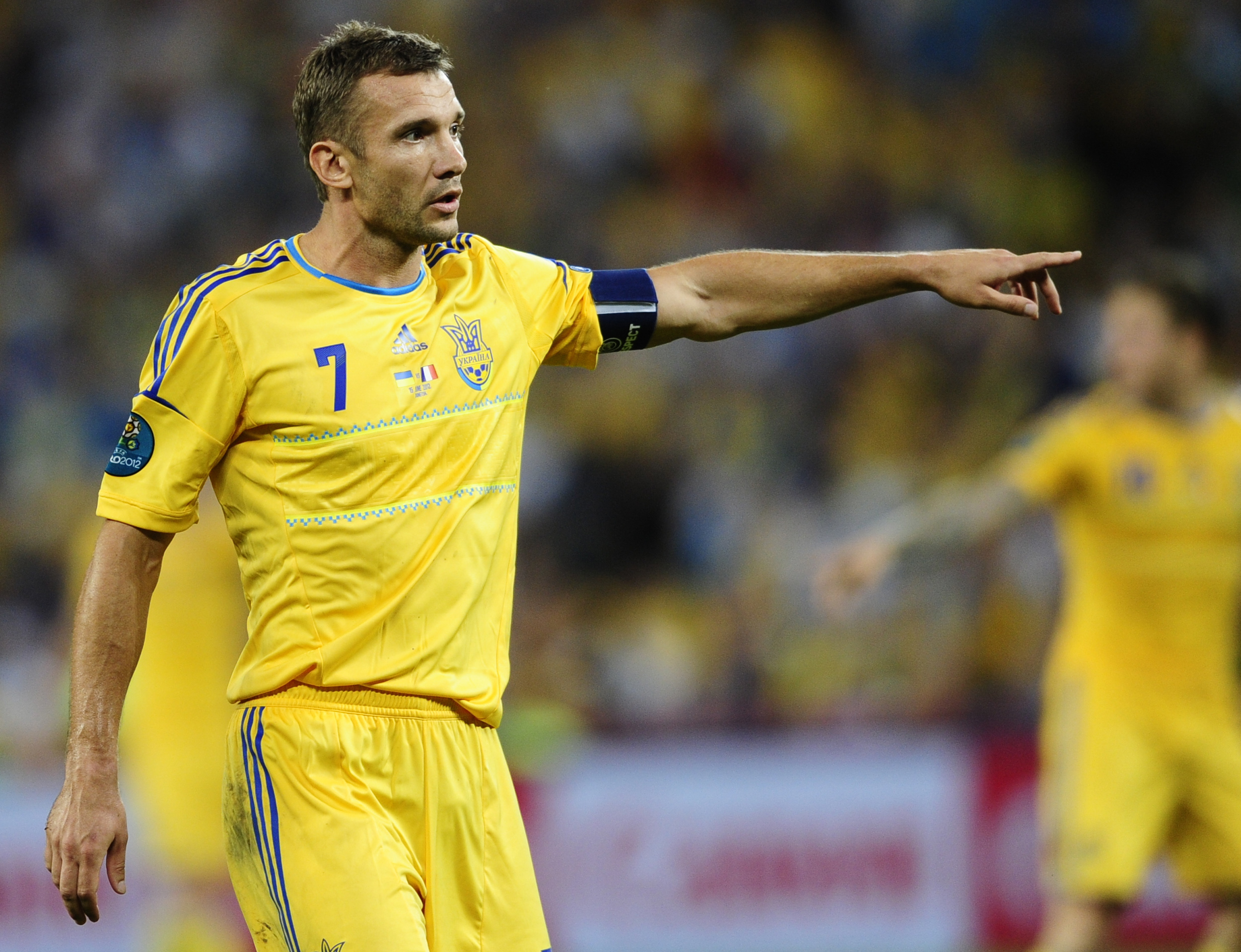 Andrij Sjevtjenko riskerar att missa Ukrainas avgörande gruppspelsmatch mot England på tisdag.