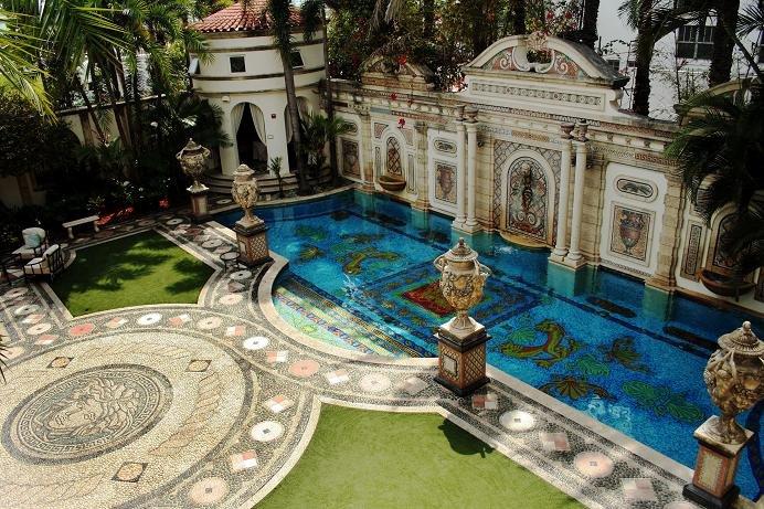 I priset ingår också en pool vars kanter är utsmyckade med 24 karats guld och mosaik.