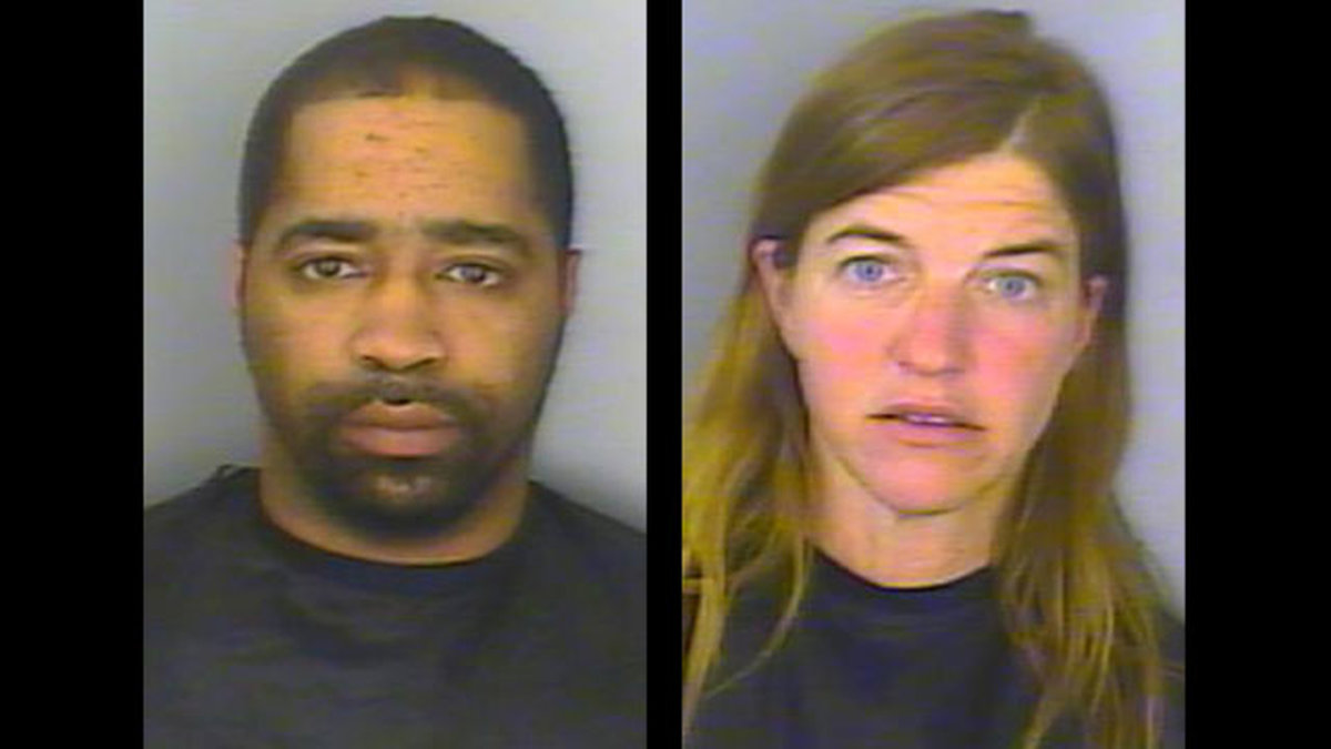 Holmes och Kelley arresterades båda.