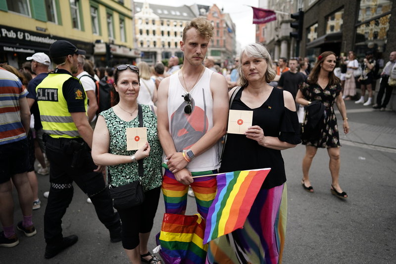 Annie, Vemund, och Ann-Kristin på platsen där två personer sköts och ett 20-tal skadades in en skjutning i Oslo natten till lördagen.