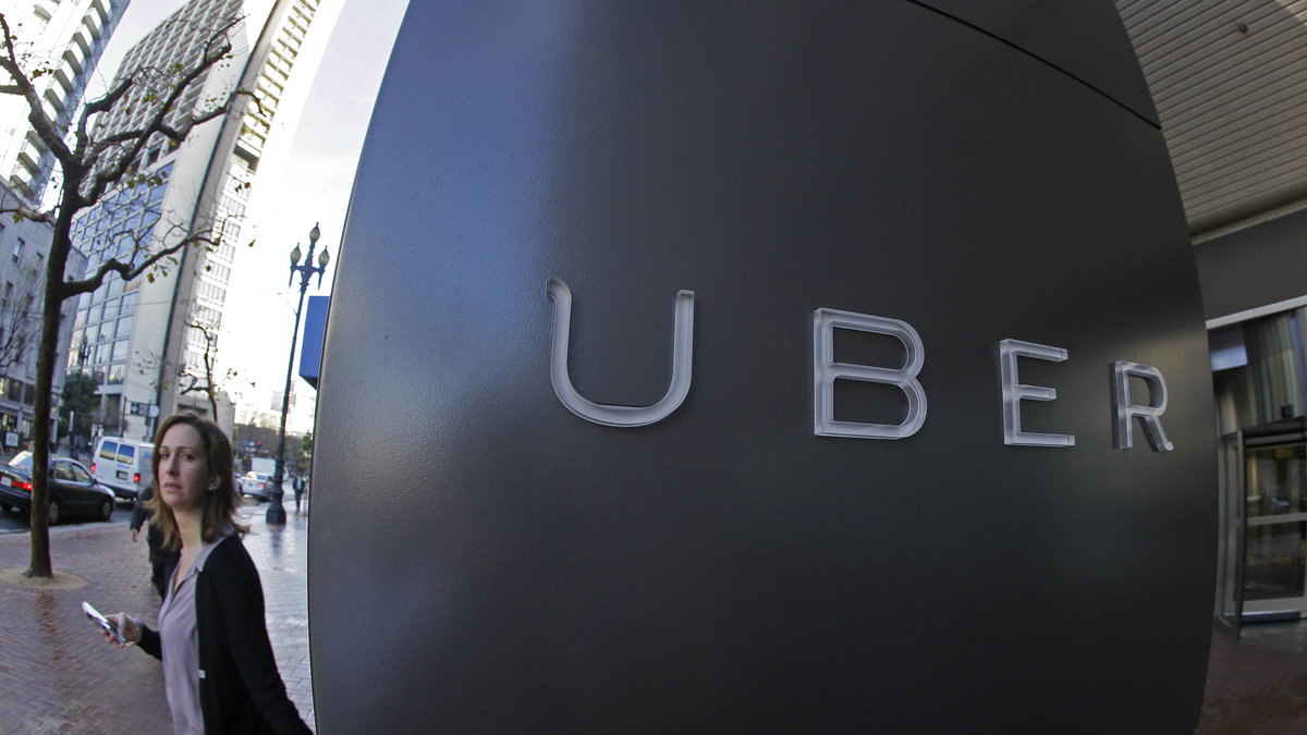 Folk kritiserar Uber som ignorerat en strejk från taxi-förbundet i New York.