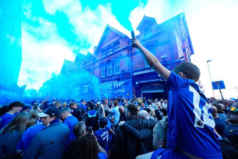 Det var rejäl uppståndelse när Evertonfansen skulle ta farväl av sin hemmaarena, Goodison Park.