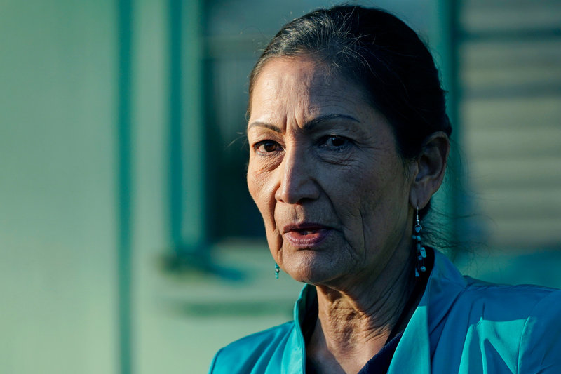 USA:s inrikesminister Deb Haaland är den första ministern från landets ursprungsbefolkning. Arkivbild.