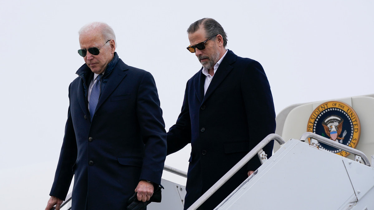 USA:s president, demokraten Joe Biden, och hans son Hunter Biden är i fokus för den riksrättsutredning som inletts i representanthuset. Bilden togs i Syracuse i New York i februari i år.
