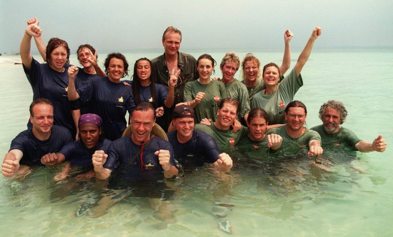 Harald Treutiger tillsammans med deltagarna i den allra första Robinson-säsongen 1997. Då hette programmet Expedition Robinson. Vinnare blev Martin Melin. Foto: Jack Mikrut/TT