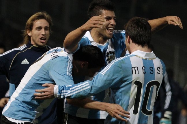 Sergio "Kun" Agüero räddade sitt Argentina med två baljor i den sista matchen. Här firar han med mannen som fortfarande inte kan börja leverera fullt ut i landslaget, Lionel Messi.