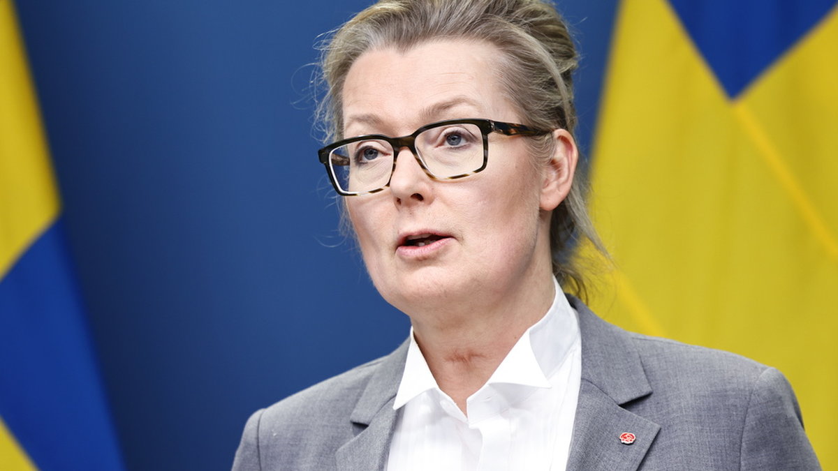 Skolminister Lina Axelsson Kihlblom (S) vid pressträffen där de nya förslagen om 'ett mer likvärdigt och rättvist skolval' presenteras.