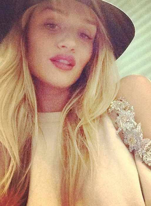 Rosie Huntington-Whiteley på väg till London. Rosie Huntington-Whiteley på väg till London.