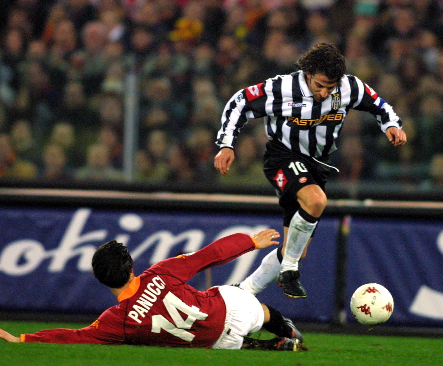 Del Piero tar sig förbi Panucci 1998. Totalt blev det sex Serie A-titlar för 37-åringen i Juventus-tröjan.