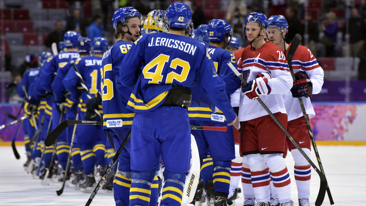 Spelarna tackar varandra efter ishockeymatchen.