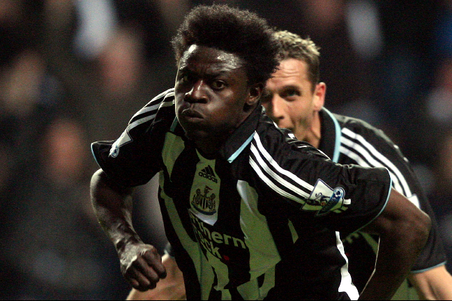 Obafemi Martins har skrivit på ett lånekontrakt med Birmingham City.