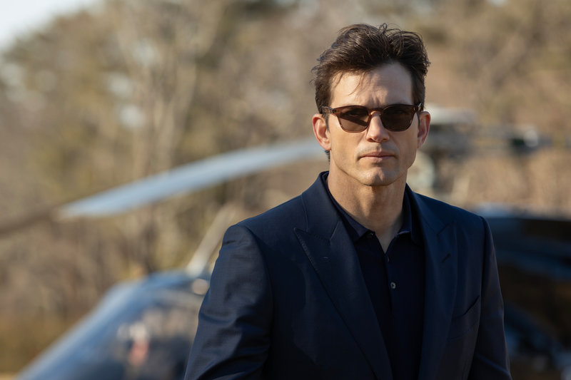 Ashton Kutcher spelar en av de mystiska figurerna bakom skönhetsmedlet "The beauty" i Ryan Murphys nya tv-serie med samma namn. 