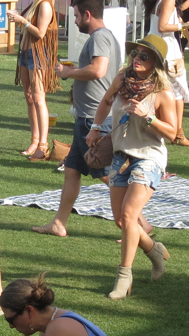Hilary Duff i folkvimlet. Hilary Duff i folkvimlet.