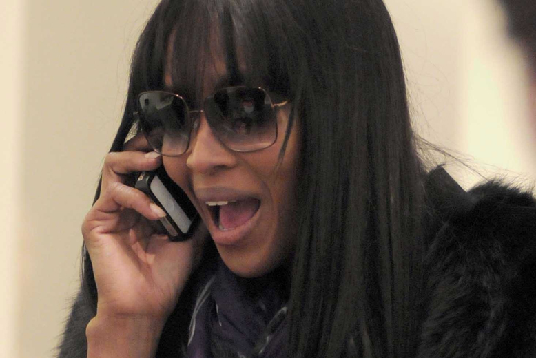 Naomi Campbell har utsatt åtta (8!) av sina medarbetare för psykisk och fysisk misshandel och dessutom slagits med två poliser på Heathrow. Naomi Campbell har utsatt åtta (8!) av sina medarbetare för psykisk och fysisk misshandel och dessutom slagits med två poliser på Heathrow.