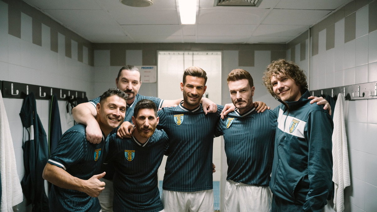 Håkan Hellström tillsammans med sina lookalikes Messi, Zlatan och Ronaldo samt två David Beckham. Pressbild.