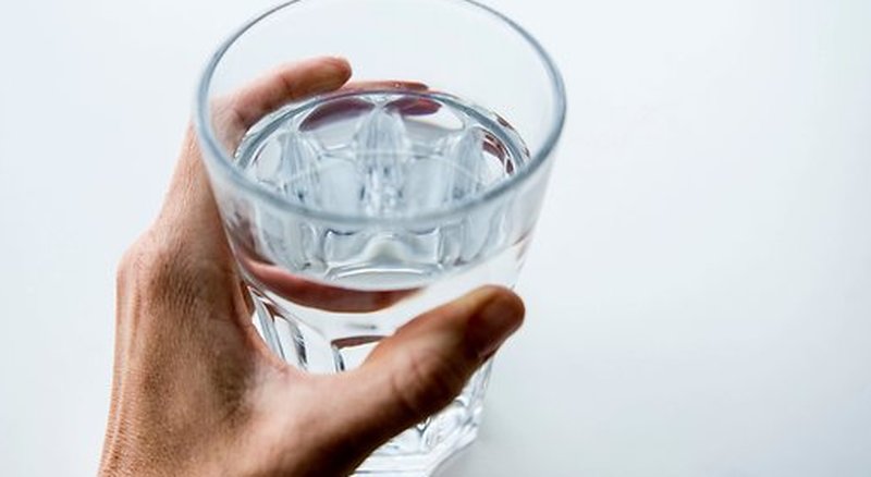 En hand och ett glas vatten En hand och ett glas vatten