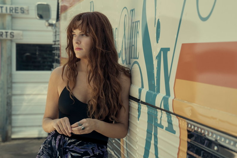Riley Keough som Daisy Jones i tv-serien 'Daisy Jones and The Six'. Pressbild.