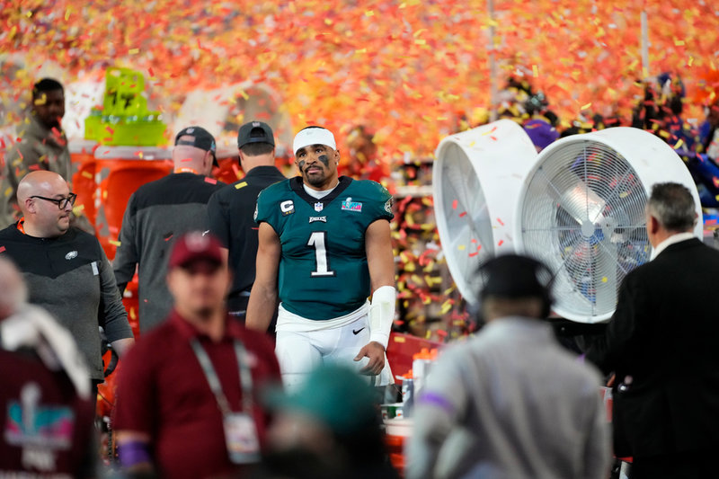 Philadelphia Eagles quarterback Jalen Hurts deppar i konfettiregnet efter finalförlusten.
