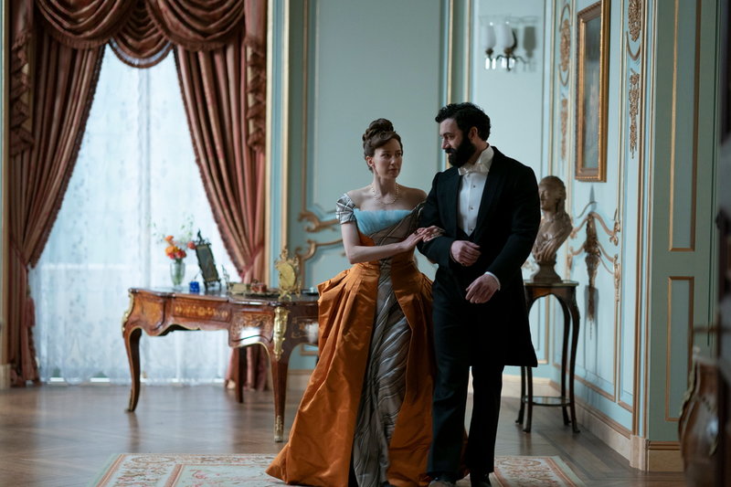 Carrie Coon och Morgan Spector spelar herr och fru Russell i 'The gilded age'. Han vill tjäna så mycket pengar som möjligt, hon vill ta plats i societeten. Pressbild.