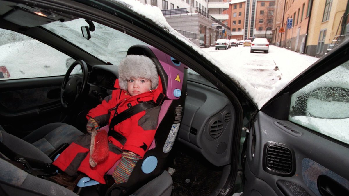 Att barnet har vinterkläder i bilen kan vara farligt.