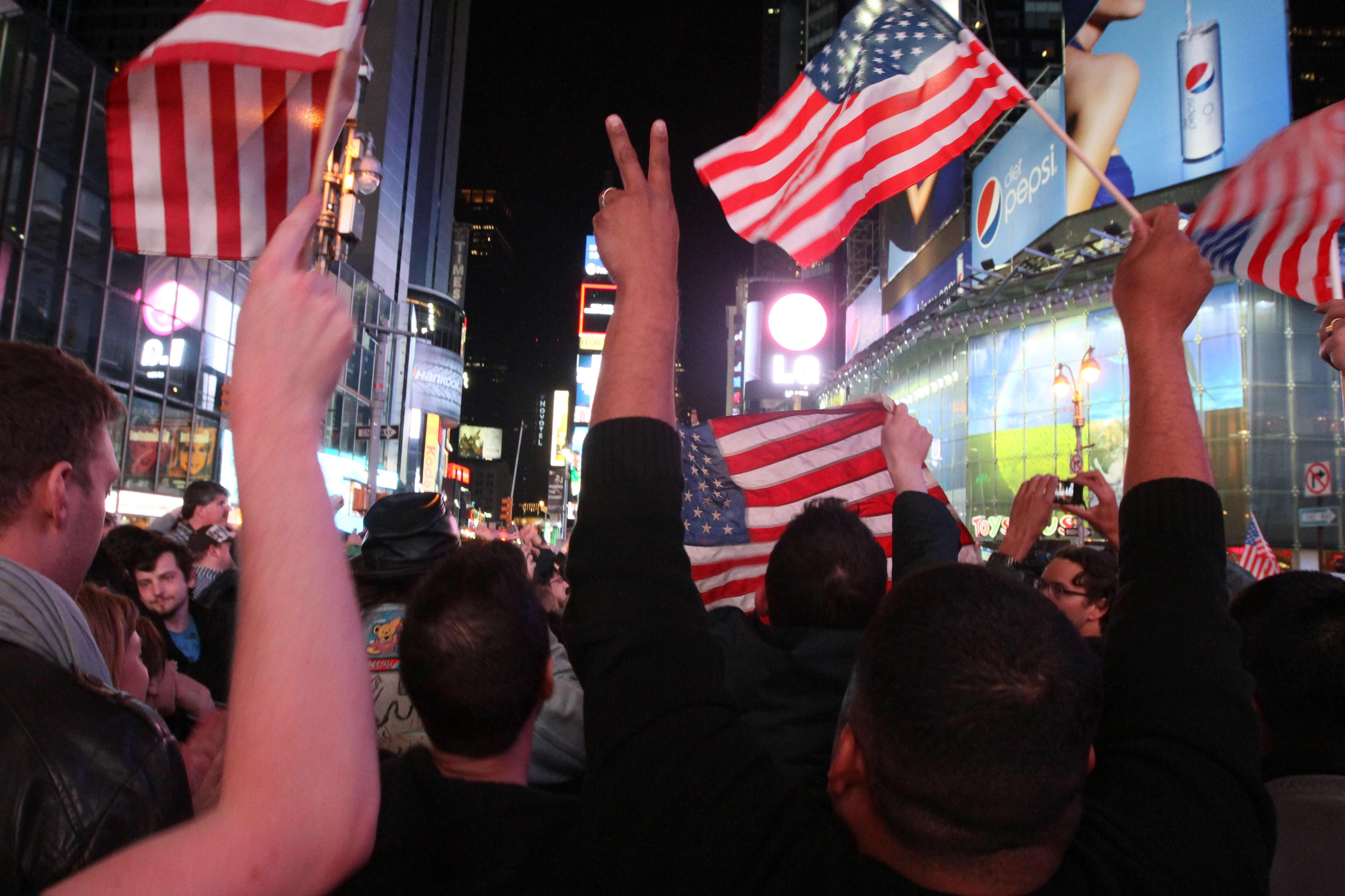 Amerikaner på Times Square i New York firar att bin Ladin dödats.