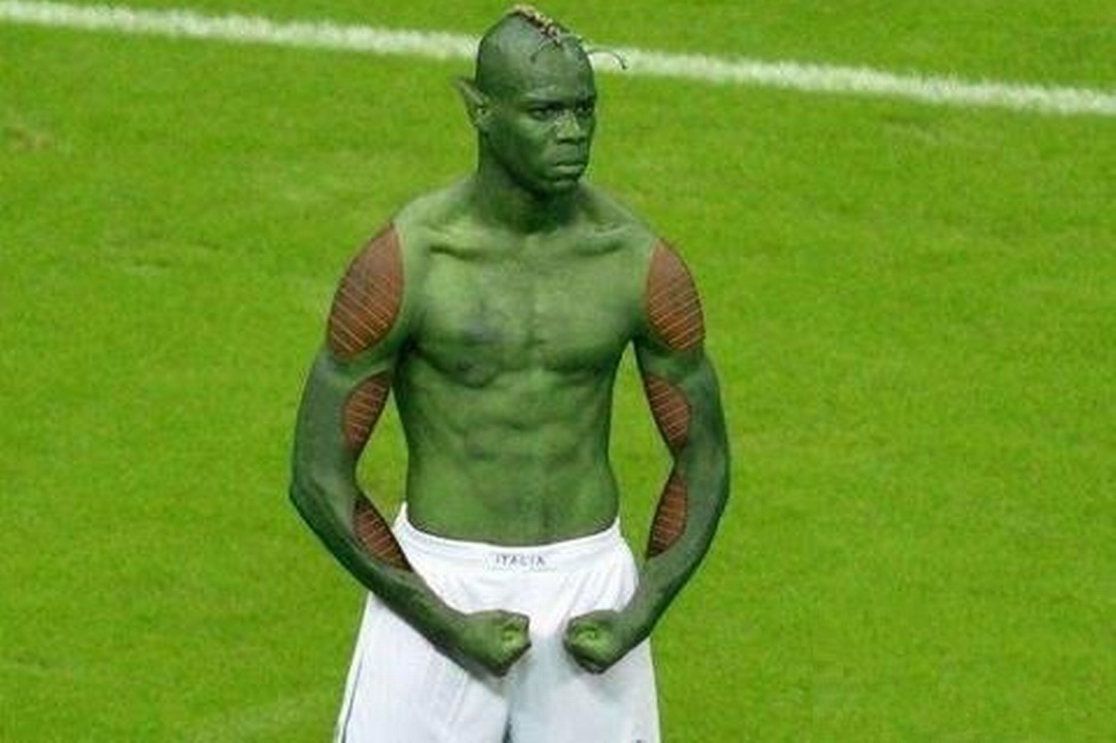 Balotelli som skurken Piccolo i mangaserien Dragon Ball. Balotelli som skurken Piccolo i mangaserien Dragon Ball.