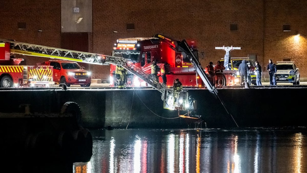 Två döda personer hittades i en bil i en hamn i Malmö.