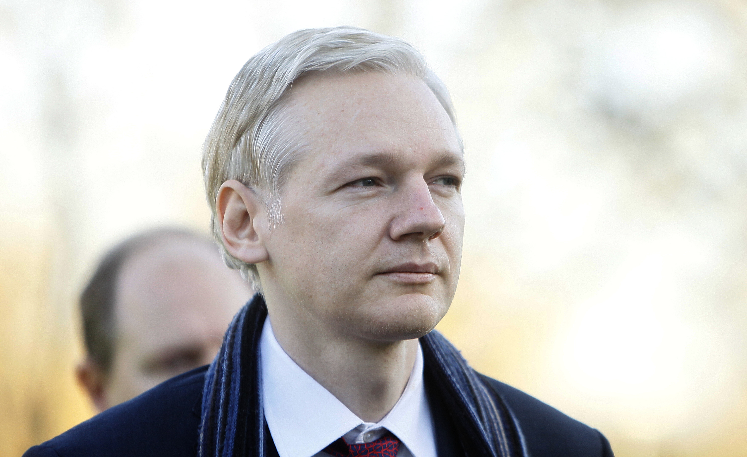 Julian Assange fastnade i trafiken på vägen till domstolen under onsdagen och kunde därför inte närvara.