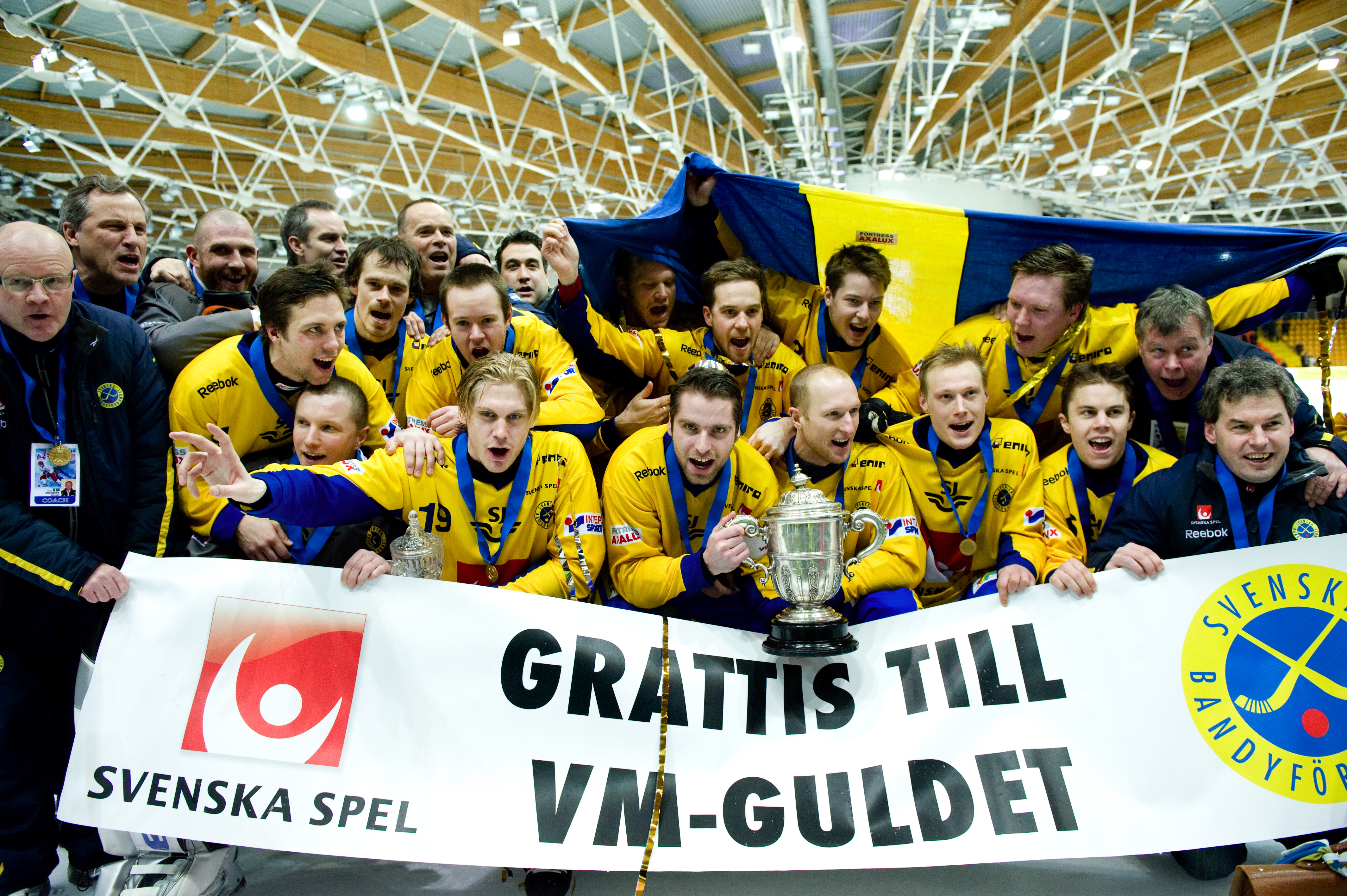 Det svenska världsmästarlaget
Andreas Bergwall, 35, Dynamo Kazan, 11 VM-turneringar, femte guldet.
Olov Englund, 26, Hammarby, 4 VM, andra guldet.
Linus Pettersson, 22, Sandviken, 1 VM, första guldet.
Per Hellmyrs, 26, Bollnäs, 6 VM, tredje guldet.
Andre Det svenska världsmästarlaget
Andreas Bergwall, 35, Dynamo Kazan, 11 VM-turneringar, femte guldet.
Olov Englund, 26, Hammarby, 4 VM, andra guldet.
Linus Pettersson, 22, Sandviken, 1 VM, första guldet.
Per Hellmyrs, 26, Bollnäs, 6 VM, tredje guldet.
Andre