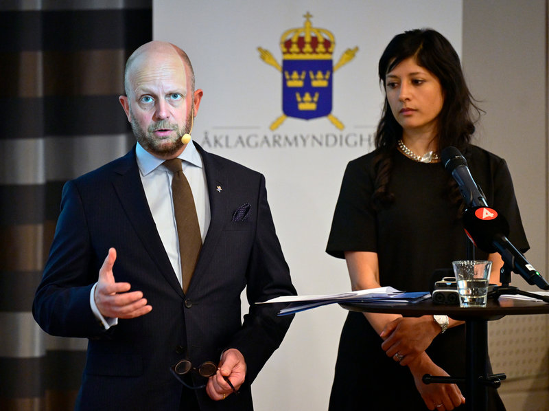 Henrik Olin, vice chefsåklagare vid Riksenheten för säkerhetsmål, och Reena Devgun, senior åklagare vid Riksenheten mot internationell och organiserad brottslighet, vid tisdagens pressträff om åtalet mot 32-årige Osama Krayem.