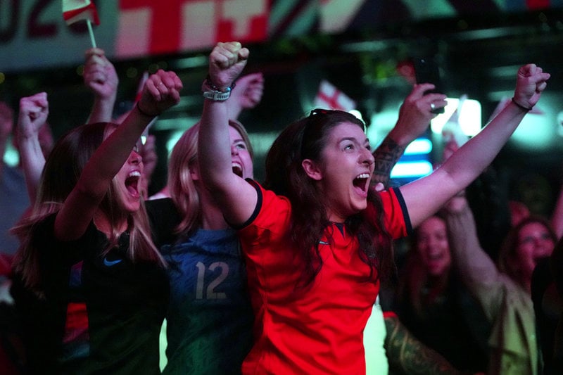 Engelska supportrar firar under Englands EM-semifinal mot Italien.