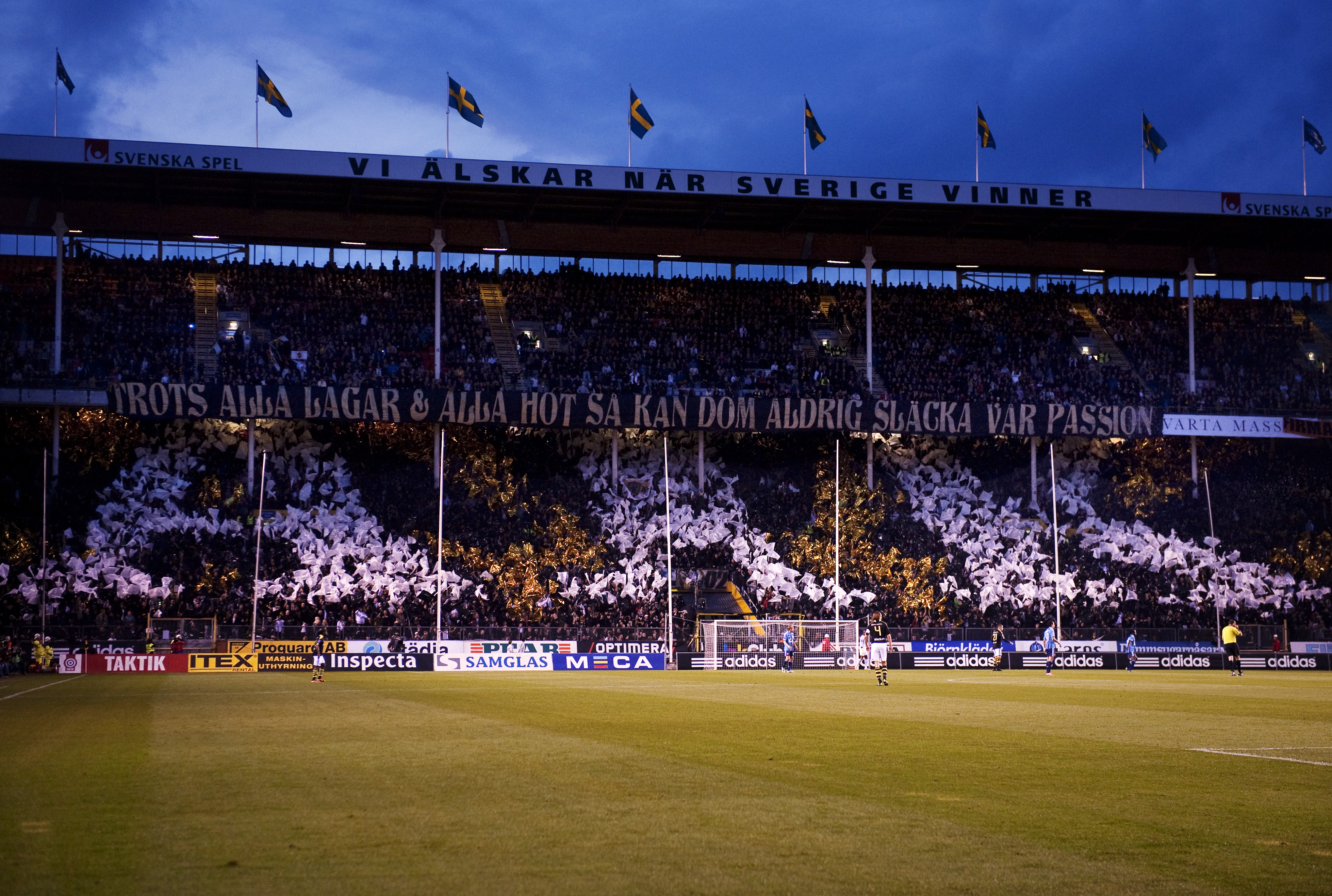 Här är AIK:s tifo från höstderbyt 2011. Matchen kunde Djurgården vinna med 1–0. Här är AIK:s tifo från höstderbyt 2011. Matchen kunde Djurgården vinna med 1–0.