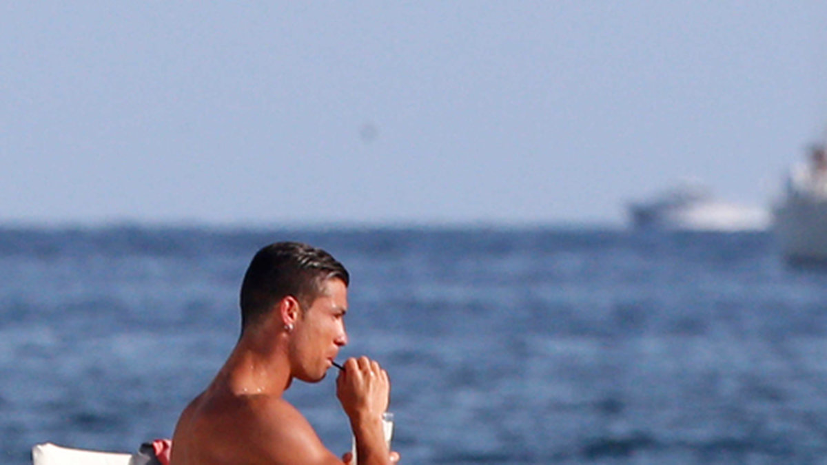 Ronaldo har lite egentid på yachten. 