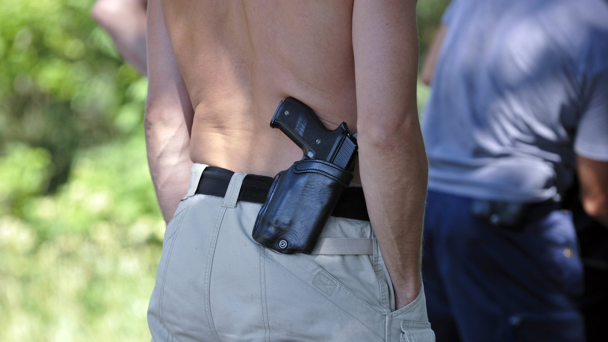 Det är farligt att ha en pistol i fickan.