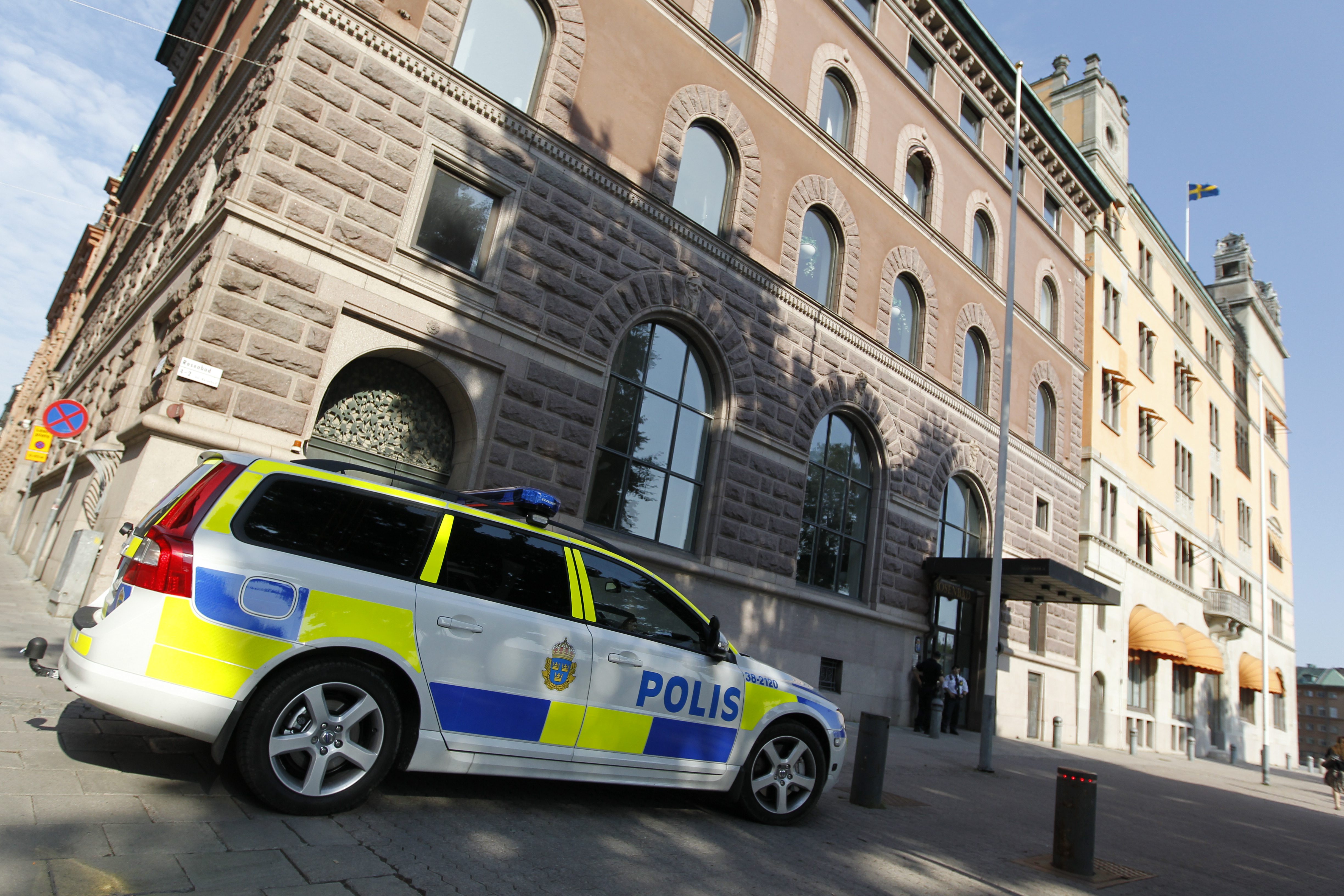 Den svenska polisen tar inget för givet och har posterat ut extra skydd vid extra viktiga platser runt om i Stockholm.