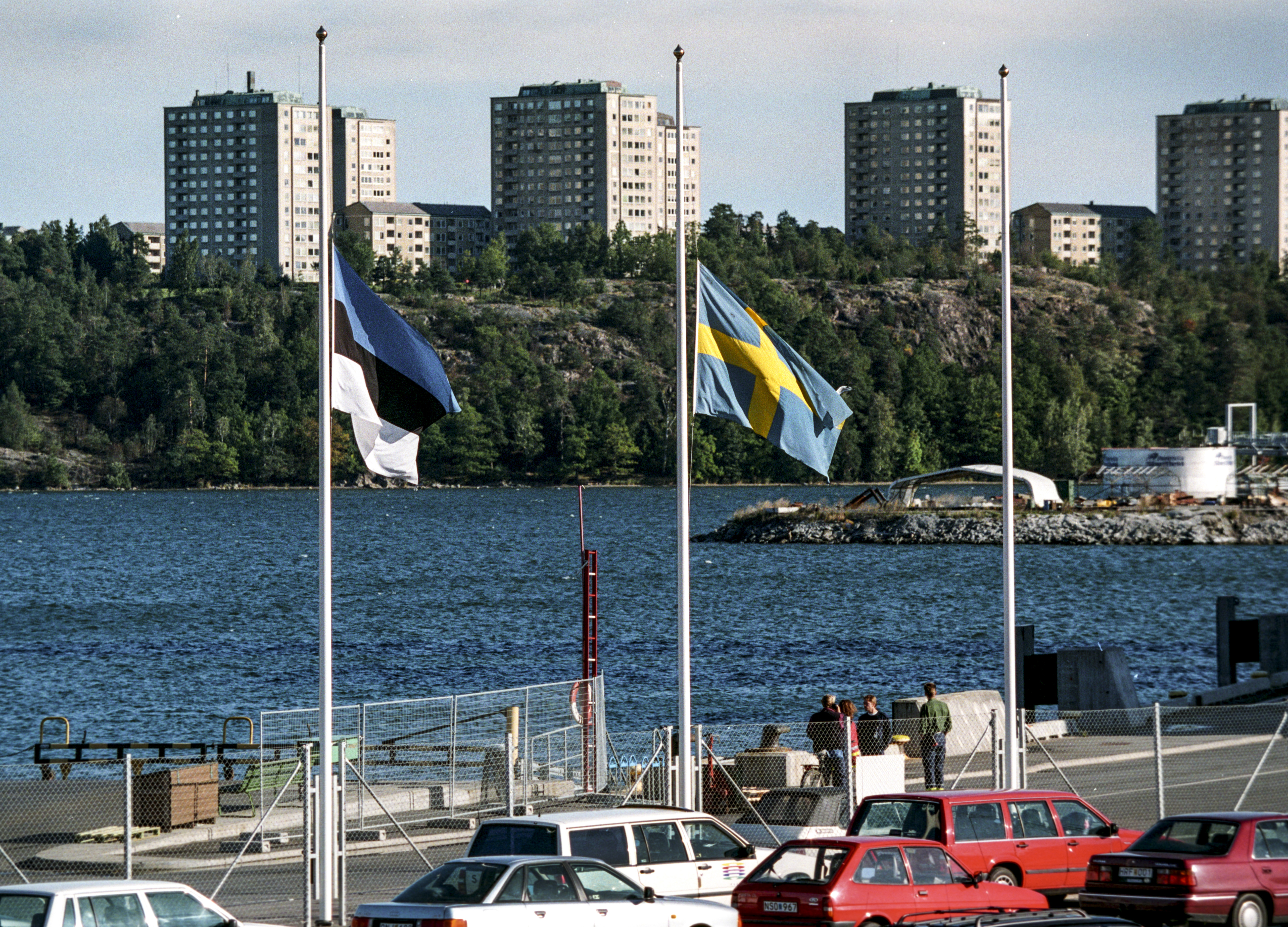Halv stång för estniska och svenska flaggan. 