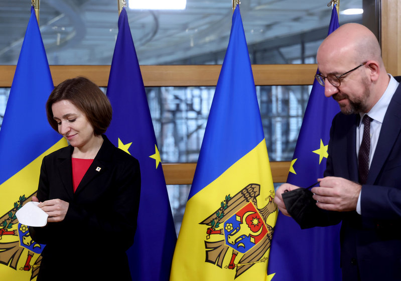 Moldaviens president Maia Sandu tillsammans med EU:s rådsordförande Charles Michel vid ett möte i Bryssel i december 2021. Arkivfoto.