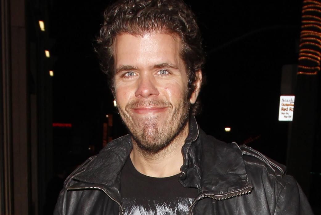 Perez Hilton vs. Will.i.am. Skvallerbloggaren Perez Hilton konfronterades av Black Eyed Peas-stjärnan Will.i.Am under en gala år 2009. De började tjafsa, och sedan slogs Perez blodig av Will.a.Am och hans säkerhetsfolk. Perez Hilton vs. Will.i.am. Skvallerbloggaren Perez Hilton konfronterades av Black Eyed Peas-stjärnan Will.i.Am under en gala år 2009. De började tjafsa, och sedan slogs Perez blodig av Will.a.Am och hans säkerhetsfolk.