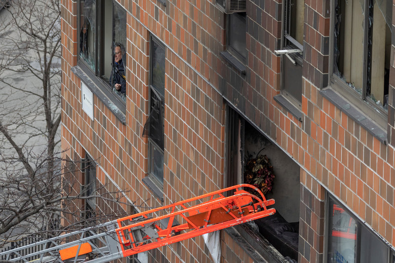 En brandstege leder in i en av de drabbade lägenheterna.