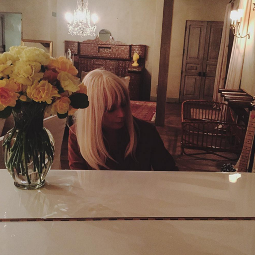 Lady Gaga kör loss vid pianot. Lady Gaga kör loss vid pianot.