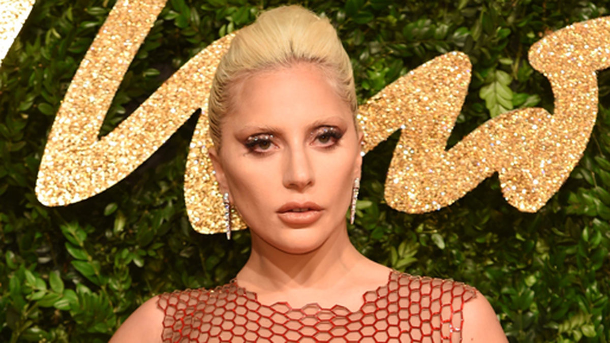 Lady Gaga kom i rött till British Fashion Awards i London.