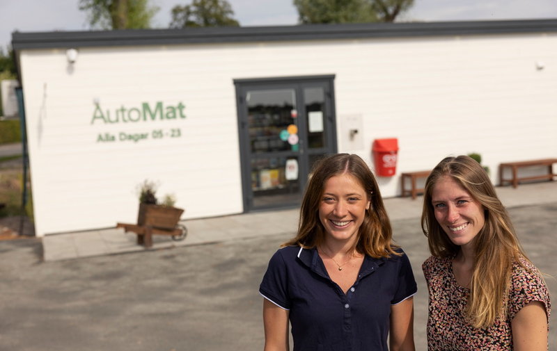 Ellen och Marta Danielsson driver en obemannad matbutik på Österlen. Utöver basvaror satsar de på att också ha mycket lokala varor.
