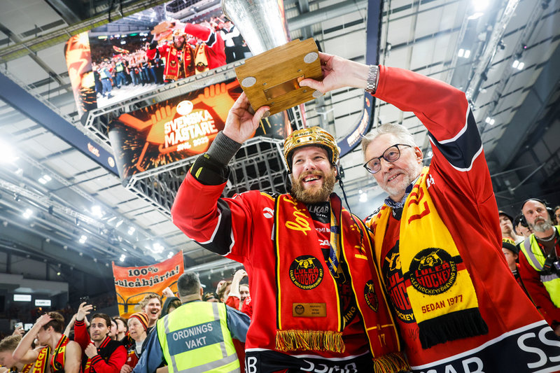 Linus Omark firar SM-guld med pappa Knut. Nu har pucktrollaren lämnat Luleå och framtiden är oklar. Arkivbild.